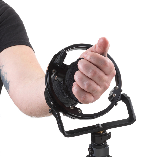 Athlete performing multiplanar shoulder training with Humero Tech C1 device